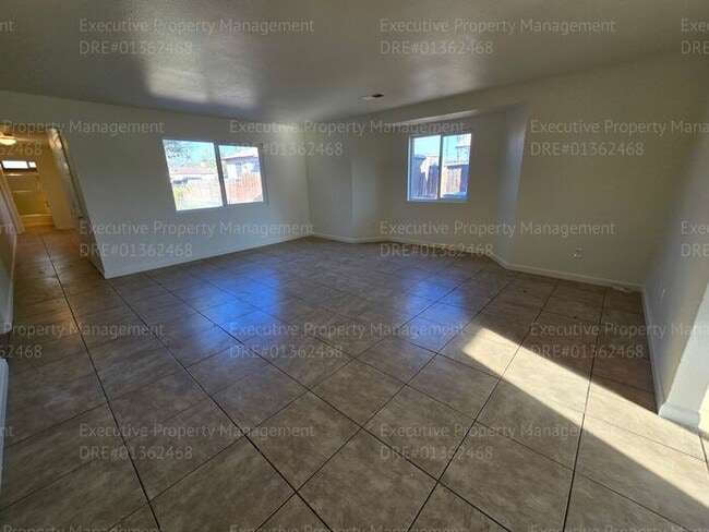 Building Photo - 3 bedroom/ 2 bathroom home