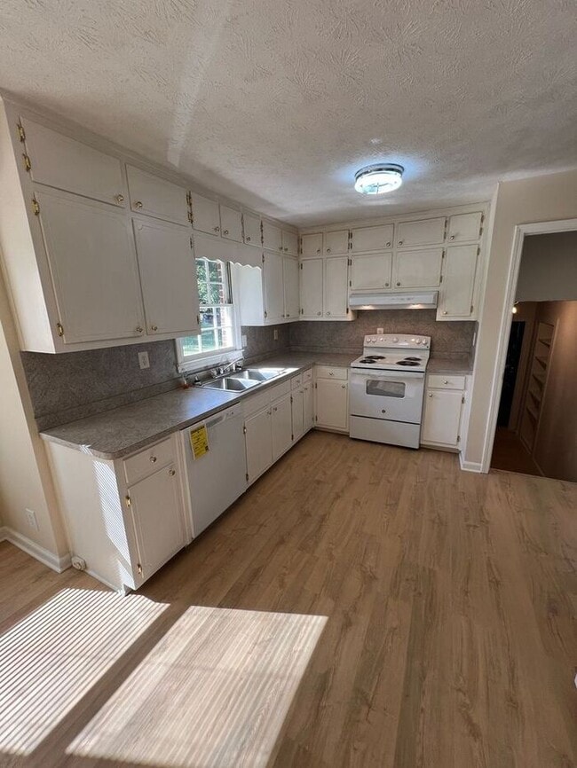 Building Photo - Charming 3 Bedroom, 2 Bath Split-Level Ran...