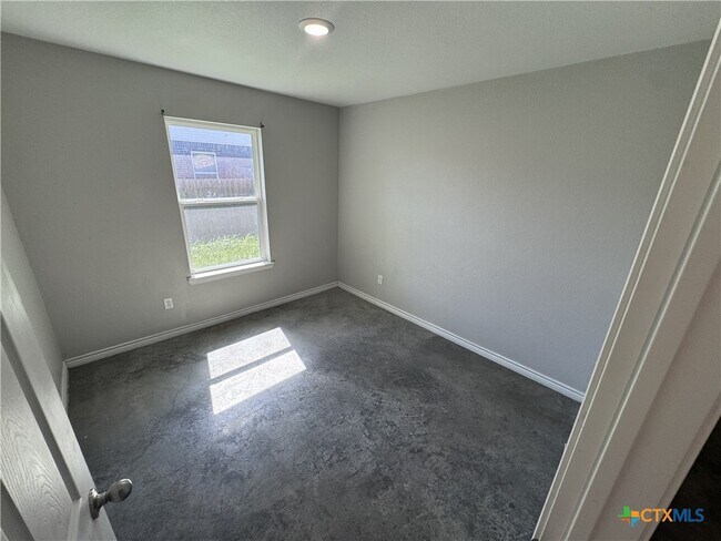 Building Photo - 1615 Pontotoc Trce