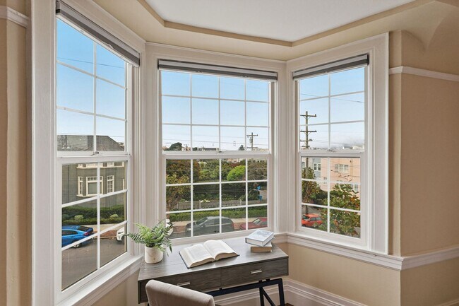 Building Photo - Charming Seacliff Top Floor Condo Unit with views of Golden Gate Bridge!