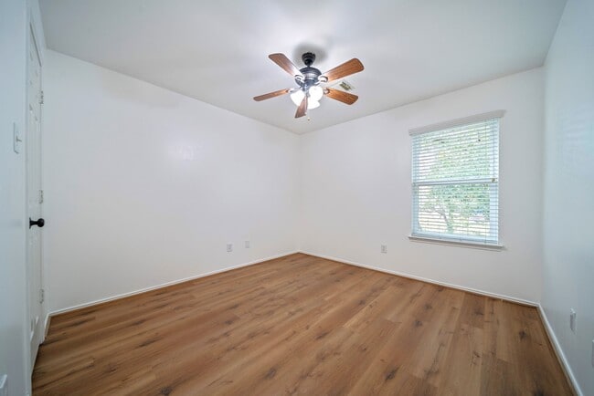 Building Photo - 123 N Villa Oaks Dr