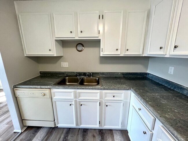 Building Photo - Stunning Condo Unit - 2 Bedroom with Balcony - Hopewell Township