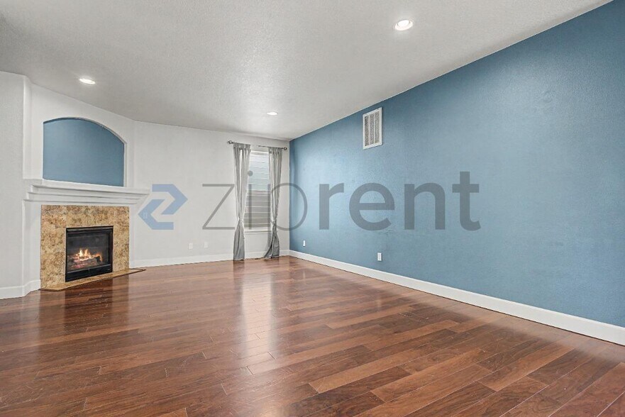 Building Photo - Unit