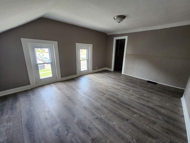 Building Photo - Five Bedroom Single Family Home!