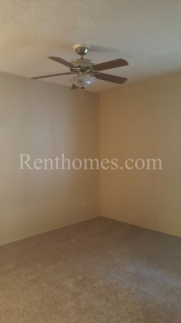Building Photo - Mira Mesa, 11530 Caminito La Bar #121- Lig...