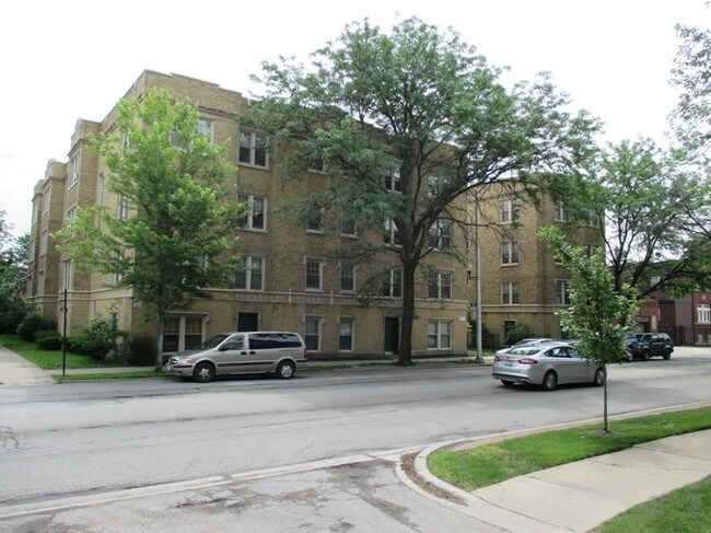 Primary Photo - 647-661 N Austin Blvd