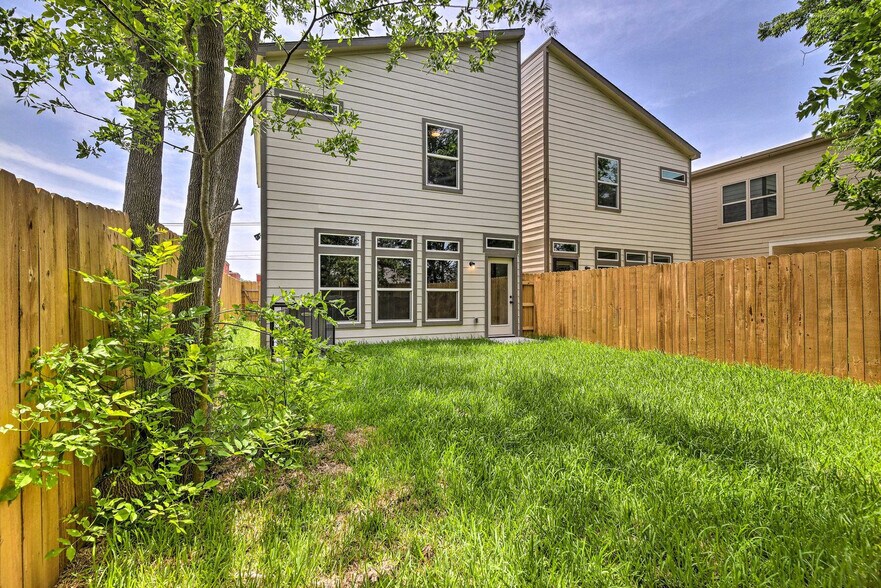 Building Photo - 4835 Sunflower St