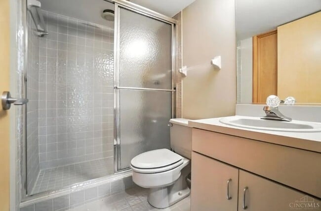 Building Photo - Luxury, Privacy, and Convenience All in One!