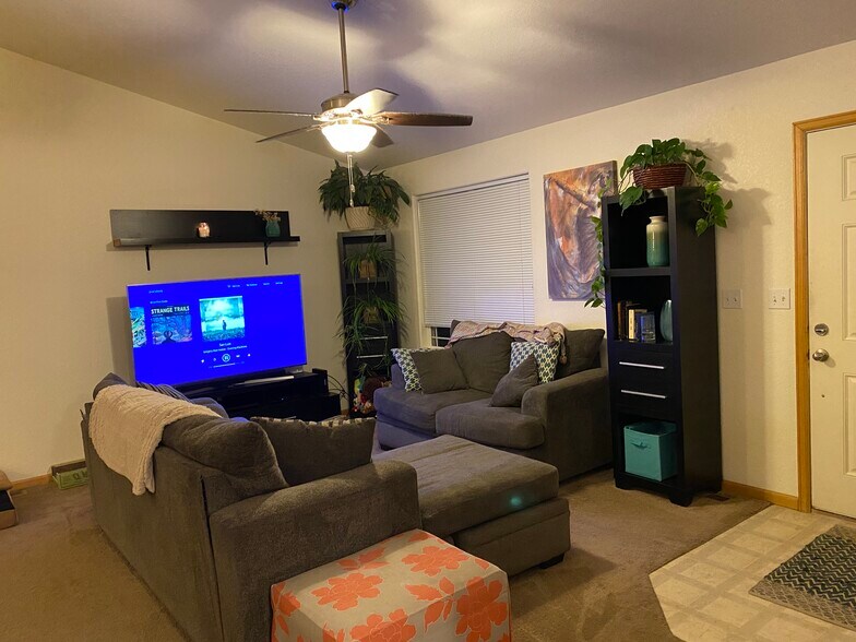 Living room - 3761 Mt Flora St