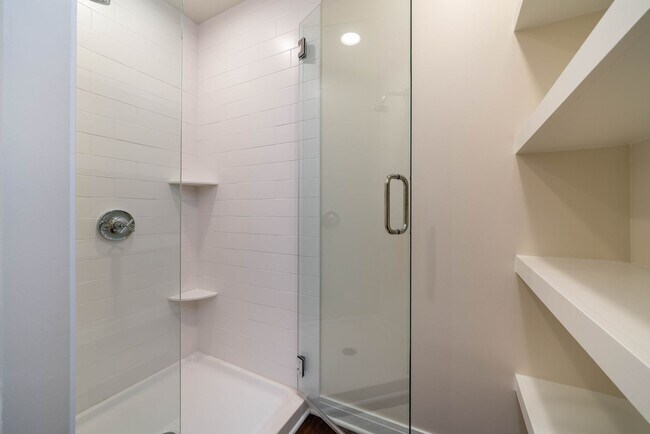 Building Photo - Fully Furnished, Short-Term Option