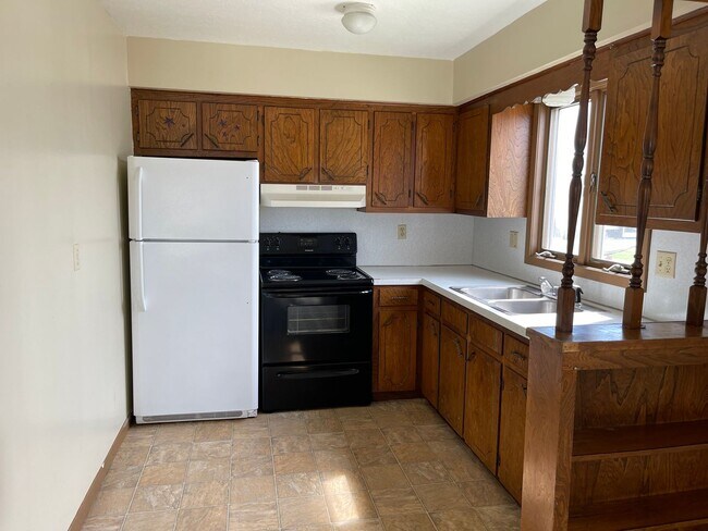 Building Photo - 2 bedroom 1 bathroom upstairs apartment fo...