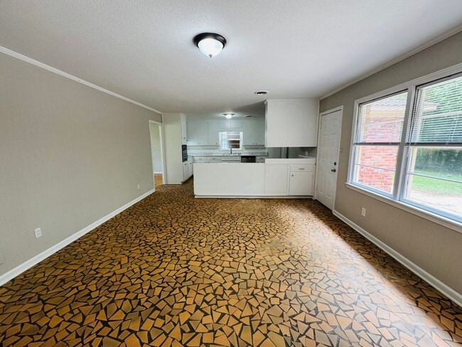 Building Photo - Freshly Renovated 4-Bedroom Retreat!