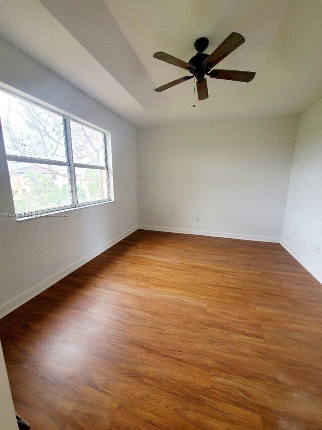Building Photo - 1030 NE 41st Pl