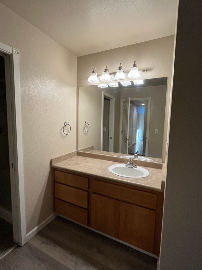 Building Photo - 3 Bedroom 2 Bath Single Family Home