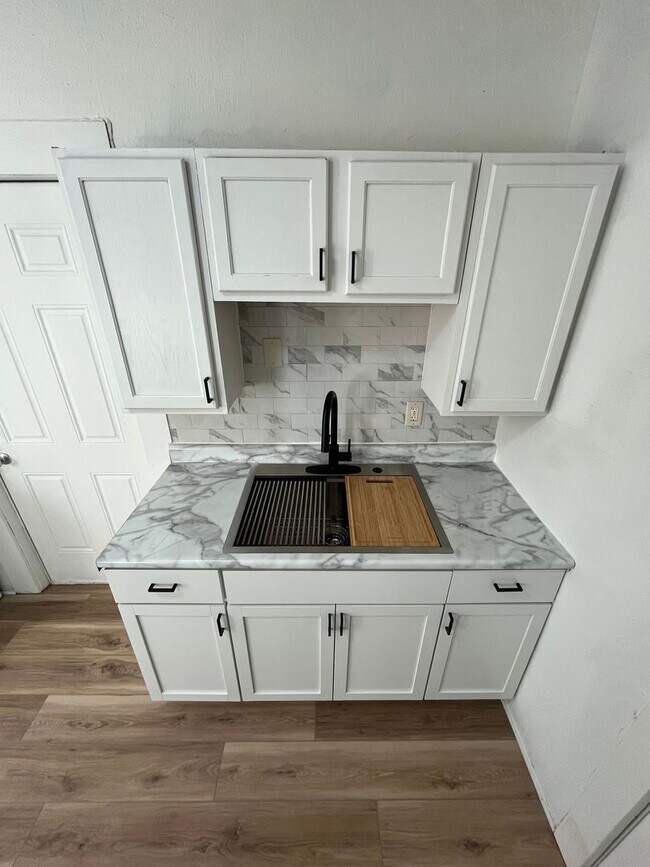 Building Photo - Freshly Renovated 3-Bedroom House - MOVE IN SPECIAL