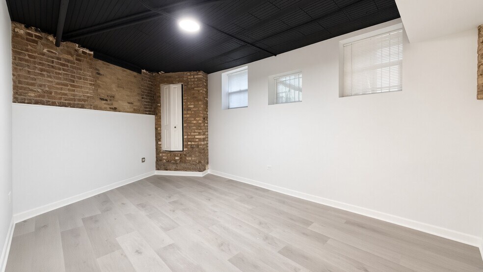 Building Photo - 2042 W Touhy Ave