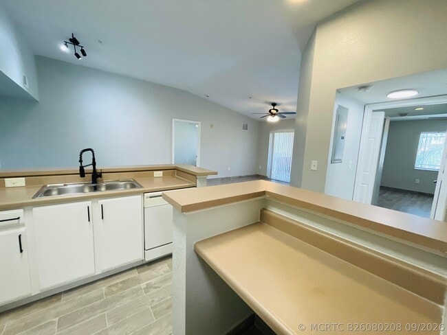 Building Photo - 161 SW Palm Dr