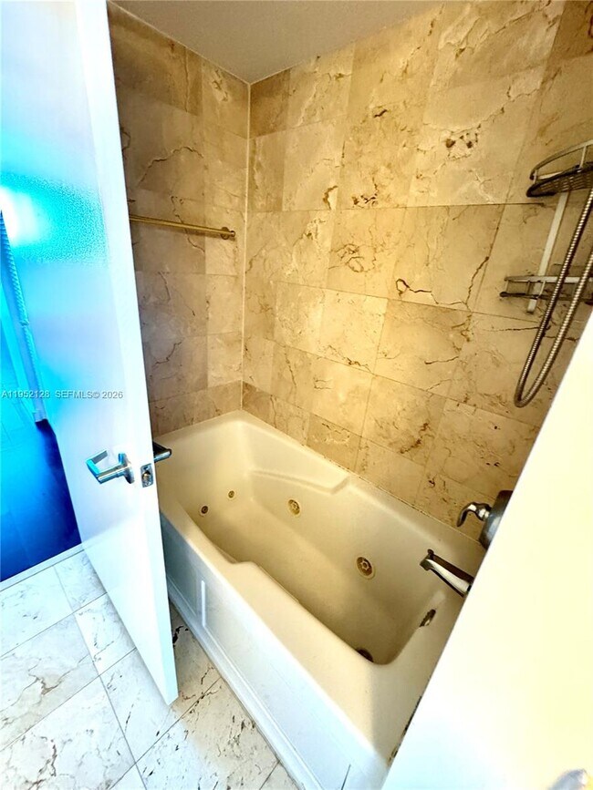 Building Photo - 1800 N Bayshore Dr