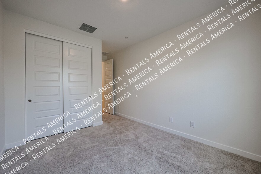 Building Photo - 9718 E Tahoe Ave