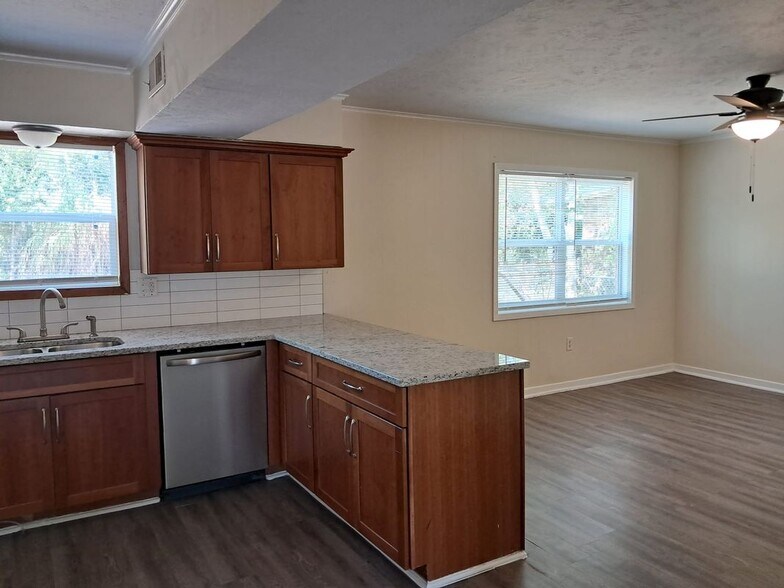 Building Photo - 1303 Leacrest Dr