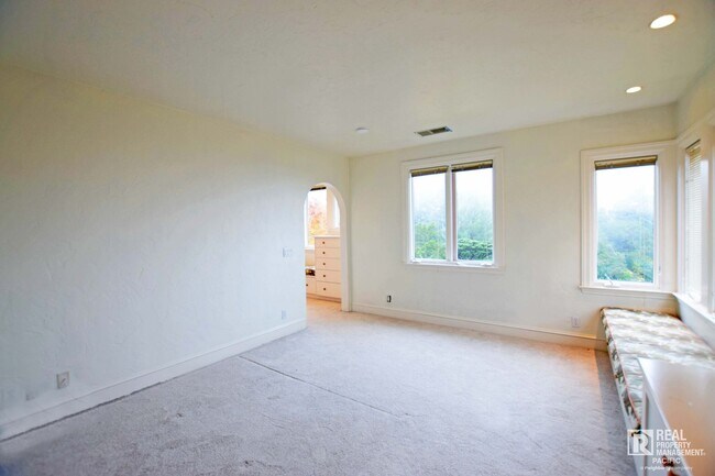 Building Photo - Timeless 4 Bedroom in West Montclair