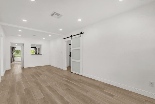 Building Photo - 1260 Seminola Blvd