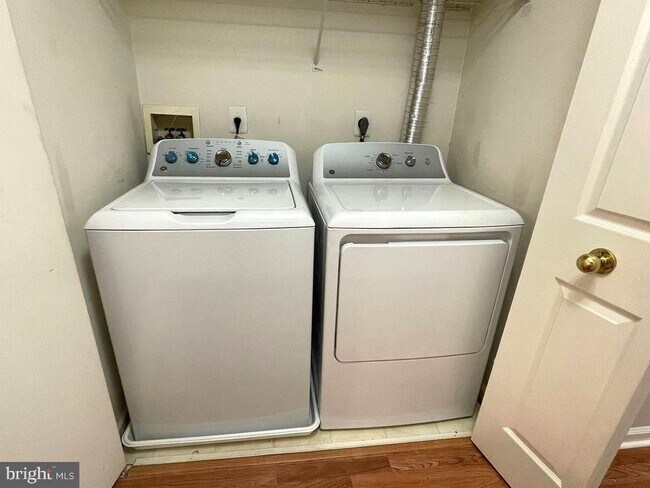 Building Photo - 2056 Quaker Way