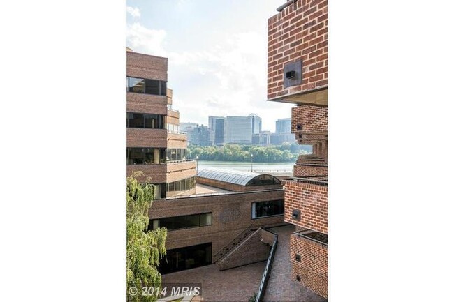 Building Photo - Contemporary 2 Bed 2.5 Bath Condo in Georg...