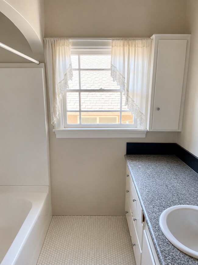 Building Photo - Available 6/25. Large 5 bed house, 5-minute walk to Cal Poly. 0.2 miles to campus, parking includ...