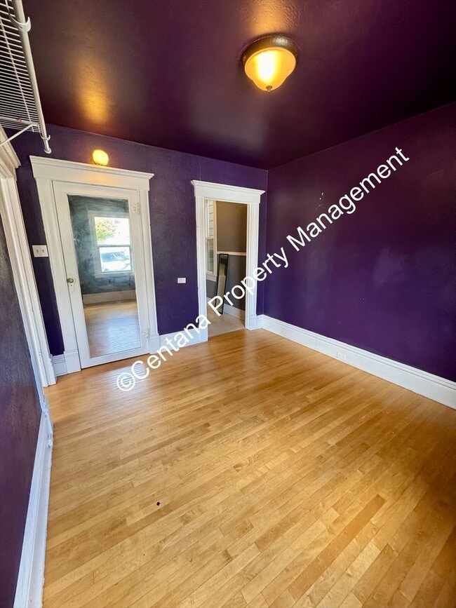 Building Photo - 5 bedroom 3 bath house with fenced yard