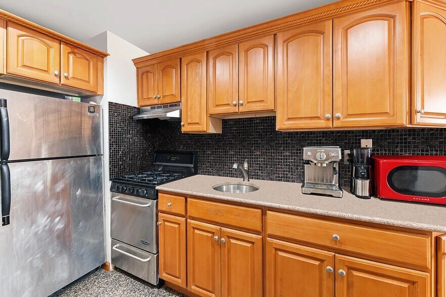 Building Photo - 540 E 14th St