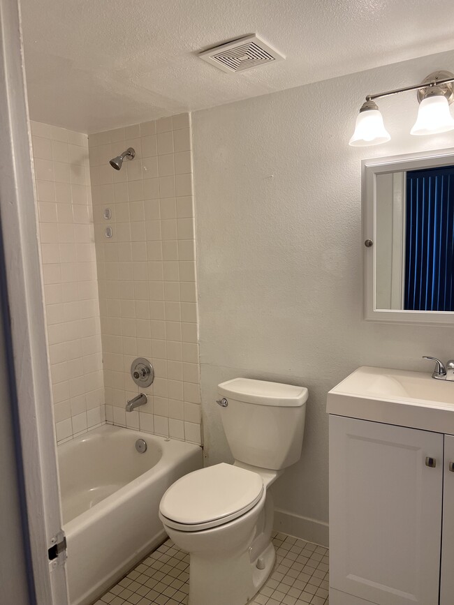 Bathroom in master bedroom - 3930 S Roosevelt Blvd