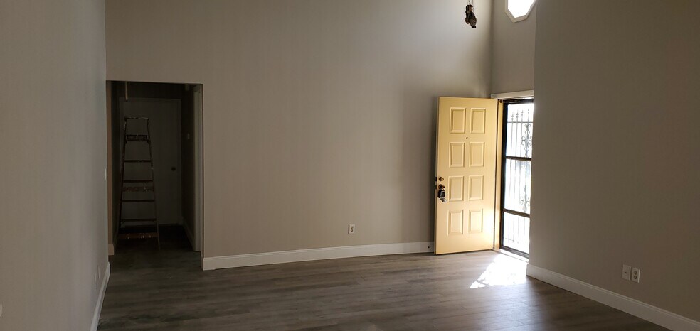 Building Photo - 41 SE Ontario Way