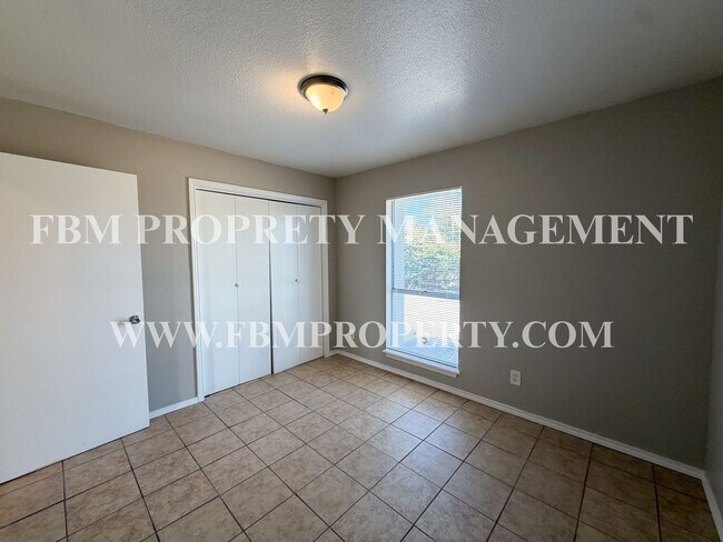 Building Photo - 1401 Old Bardwell Rd