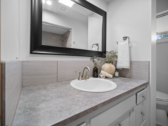 Building Photo - Beautiful FULLY FURNISHED TWO BEDROOM DUPLEX!