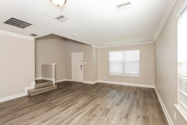 Building Photo - 7802 Mason Dells Dr