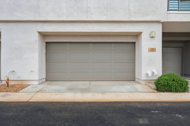 Building Photo - 1250 Abbey Ln