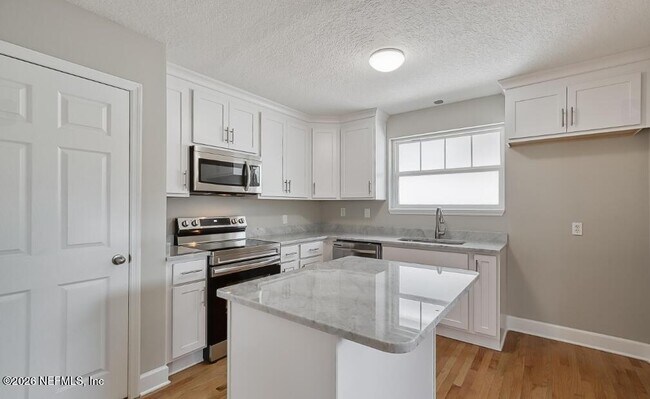 Building Photo - 2819 Oak St