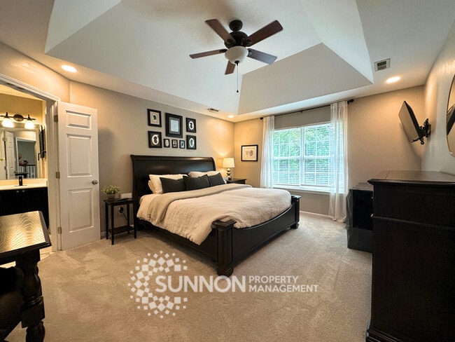 Building Photo - Spacious 3 bed, 2.5 bath with large bonus