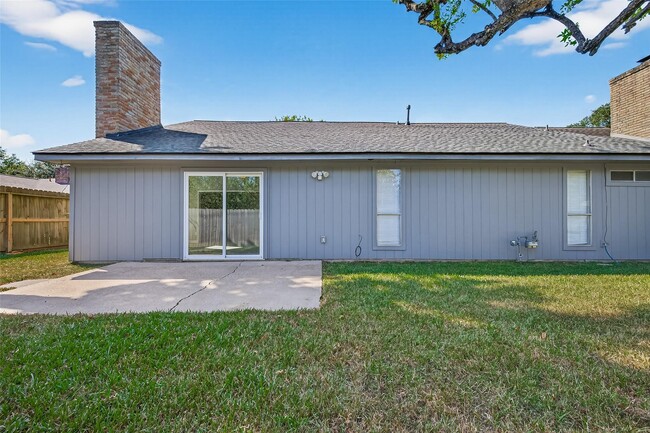 Building Photo - 5054 Pine Cliff Dr