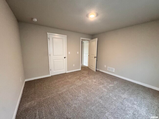 Building Photo - 709 E Bear Dr