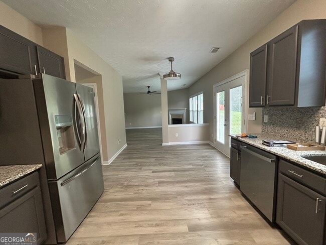 Building Photo - 2405 Village Green Dr
