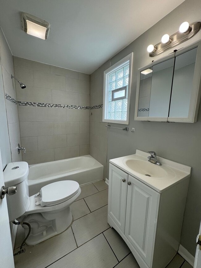 Building Photo - 2 Bedroom 1 Bathroom House in Calumet City...