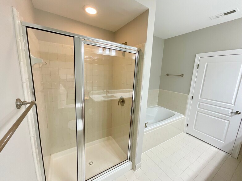 Building Photo - 833 Providence Glen Dr