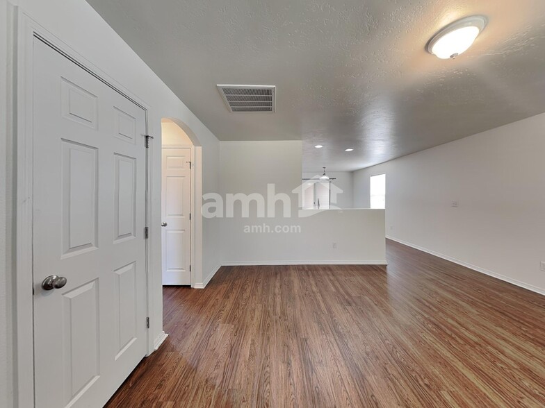 Building Photo - 4431 N Elsinore Ave