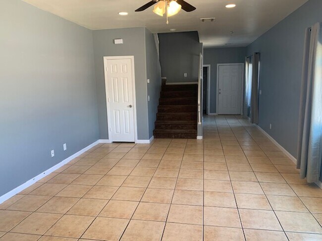 Building Photo - 3 Bedroom Townhouse