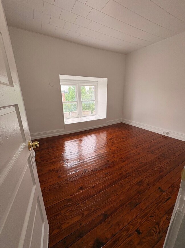 Building Photo - Spacious 3-Bedroom Apartment – West End of York City!