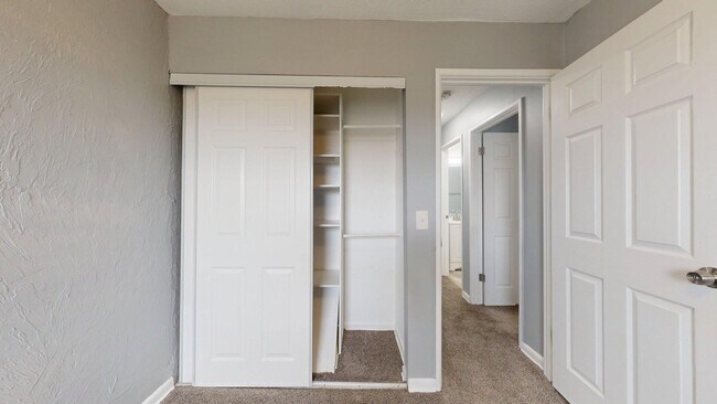 Building Photo - Elyria - updated 2 bedroom/1 bath townhouse.