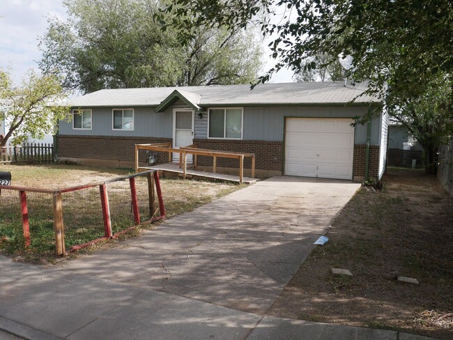 Primary Photo - 3 Bed / 1 Bath Near I-25 and S. Academy - ...