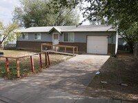 Building Photo - 3 Bed / 1 Bath Near I-25 and S. Academy - ...